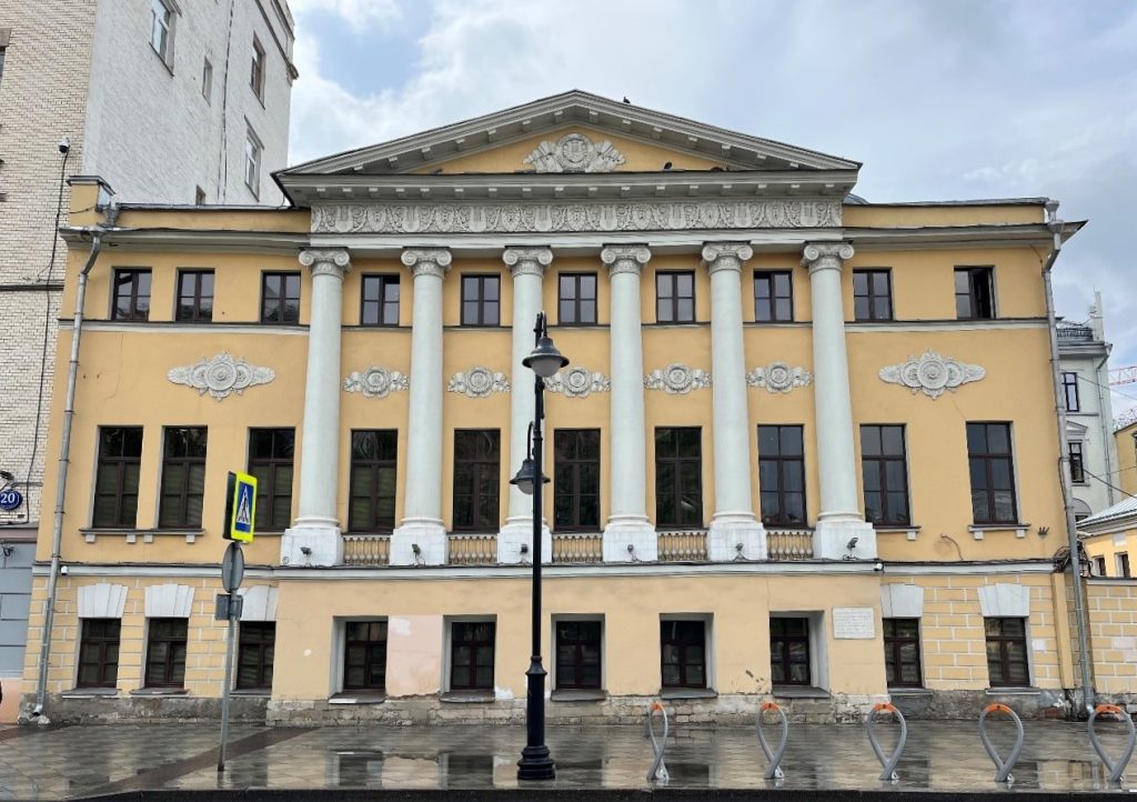 Возвращение позднего классицизма: фасады усадебного дома Лепешкина — Демидова отреставрируют