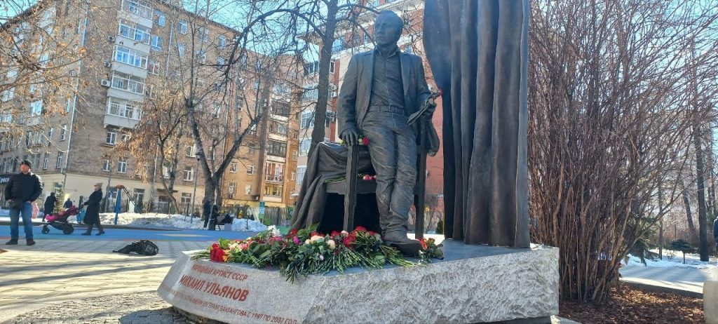 Памятник состоит из трех элементов: фигура артиста, занавес и кинопленка. Фото: страница Департамента строительства Москвы в социальных сетях