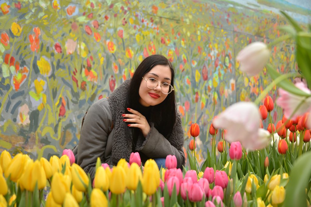 Около десяти тысяч тюльпанов расцвели раньше срока в Ботаническом саду МГУ