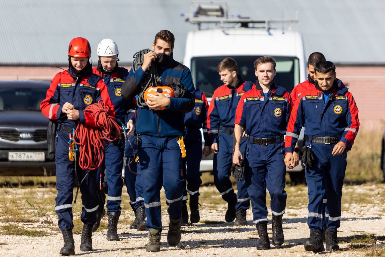 Члены Московского отделения Всероссийского студенческого корпуса спасателей на тренировке по десантированию во Владимирской области