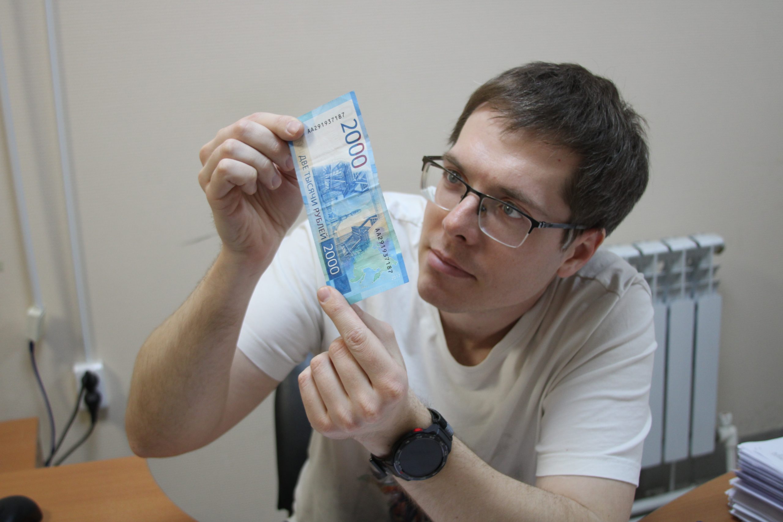 5 апреля. Игорь Левищенко всегда внимательно проверяет банкноты на подлинность. Фото: Мария Хапцова «Вечерняя Москва»
