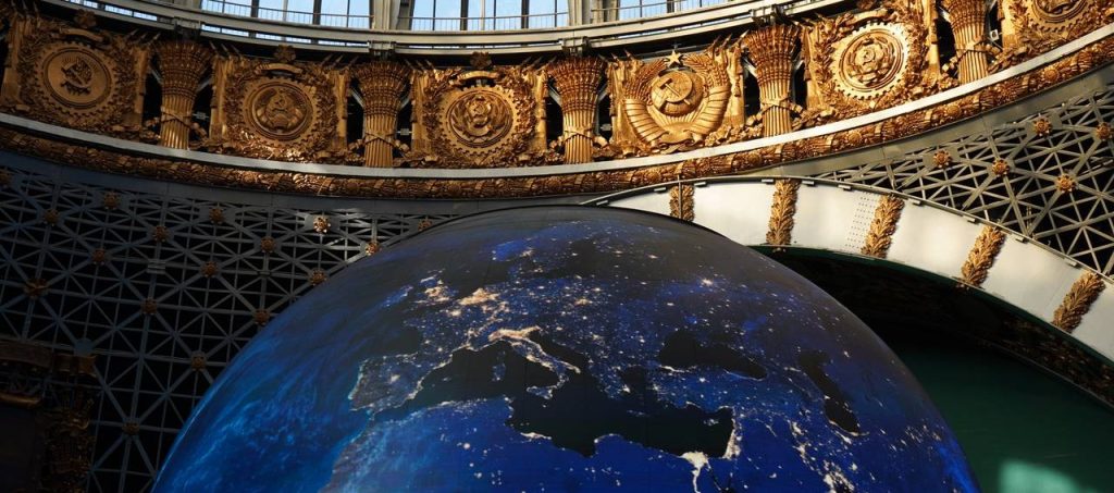 С праздником, Москва: Городские объекты украсили в честь Дня космонавтики