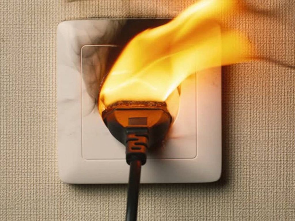Зарядка для мобильных приборов может стать причиной пожара