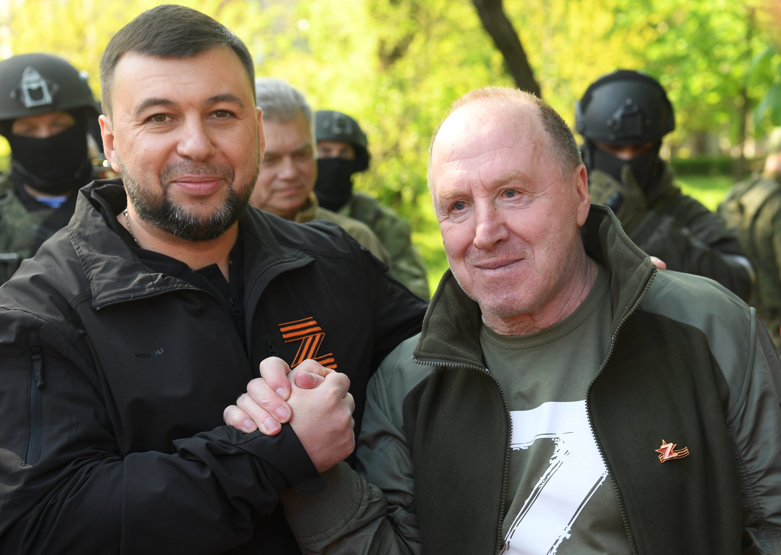 Глава Донецкой Народной Республики Денис Пушилин (слева) и актер Владимир Стеклов на Аллее героев в Мариуполе. Фото 2022 года