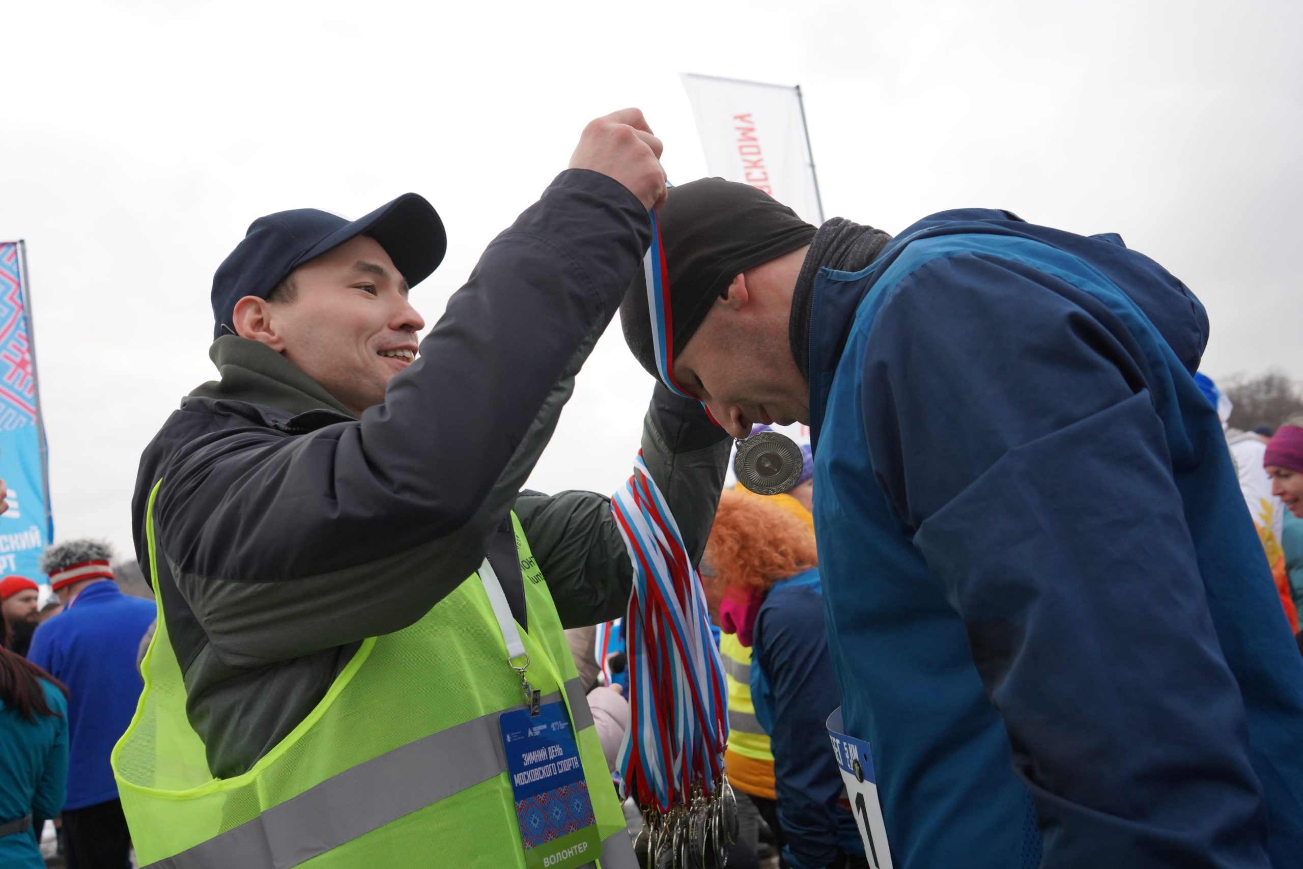 Около 16 тысяч волонтеров помогают проводить спортивные соревнования в Москве. Фото: Анна Быкова, «Вечерняя Москва»