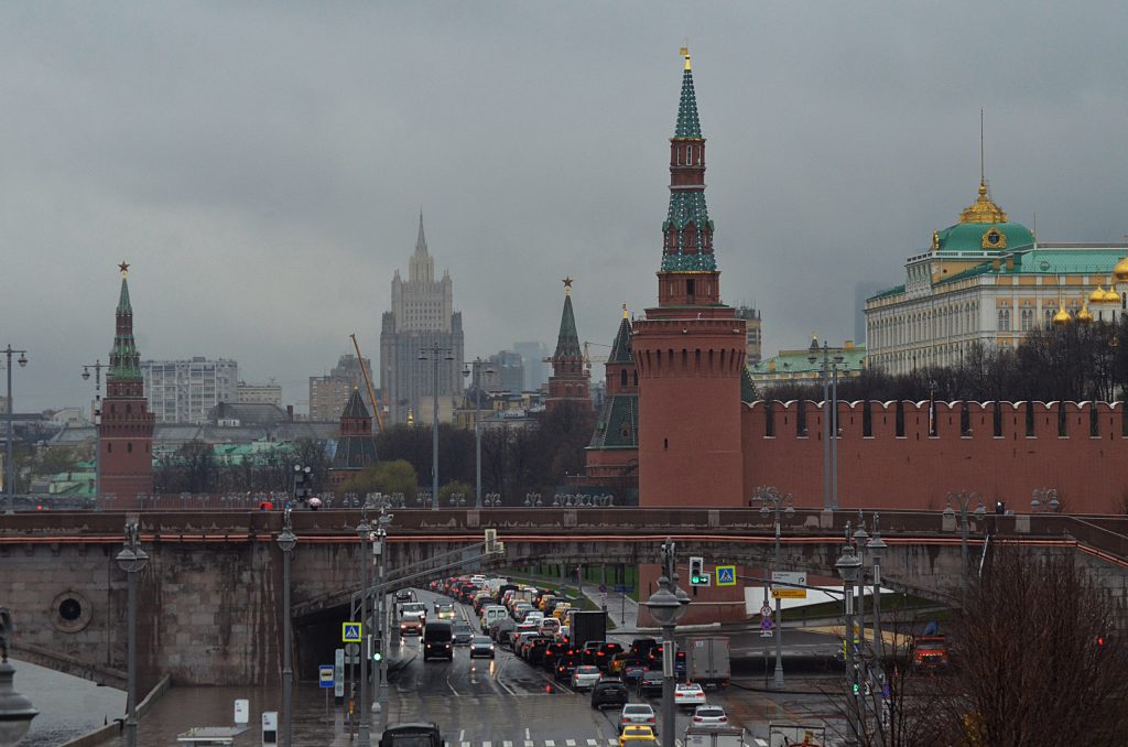 Городские службы переведены в режим повышенной готовности в связи с надвигающейся на Москву непогодой.