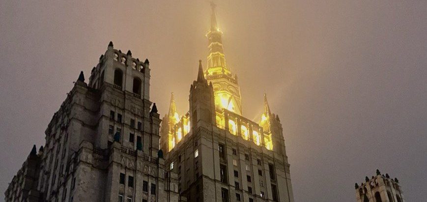 Здание на Котельнической набережной — жилой дом, который является одной из семи сталинских высоток. Фото: Арина Алексеева, «Вечерняя Москва»