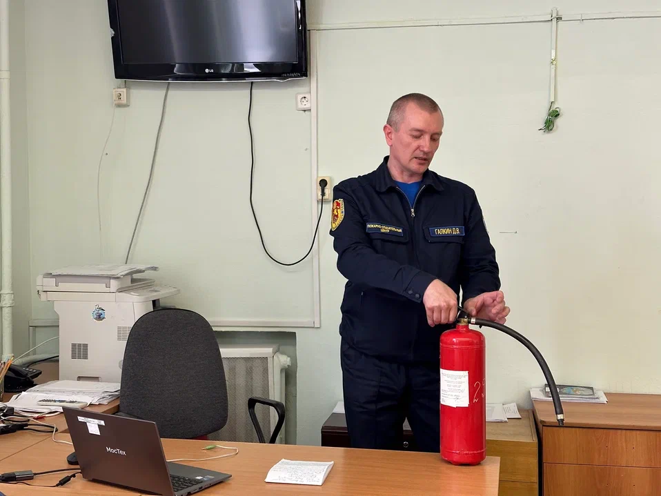 В профессиональный праздник огнеборцев школьникам рассказали о пожарной охране России