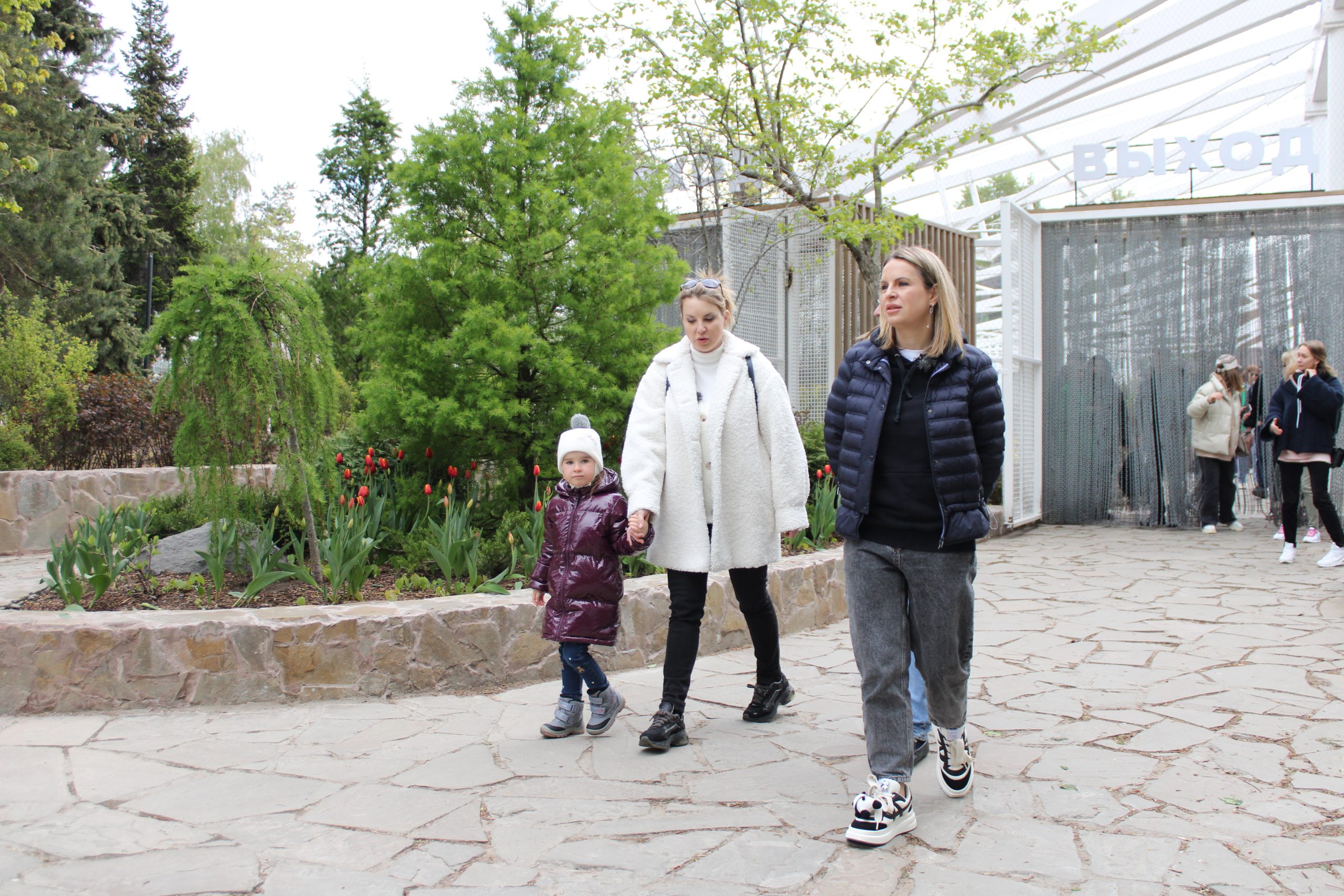 10 мая. Ирина Слуцкая с дочкой Кирой и Светланой Акуловой (справа) гуляют по зоопарку Фото: Мария Хапцова, «Вечерняя Москва»