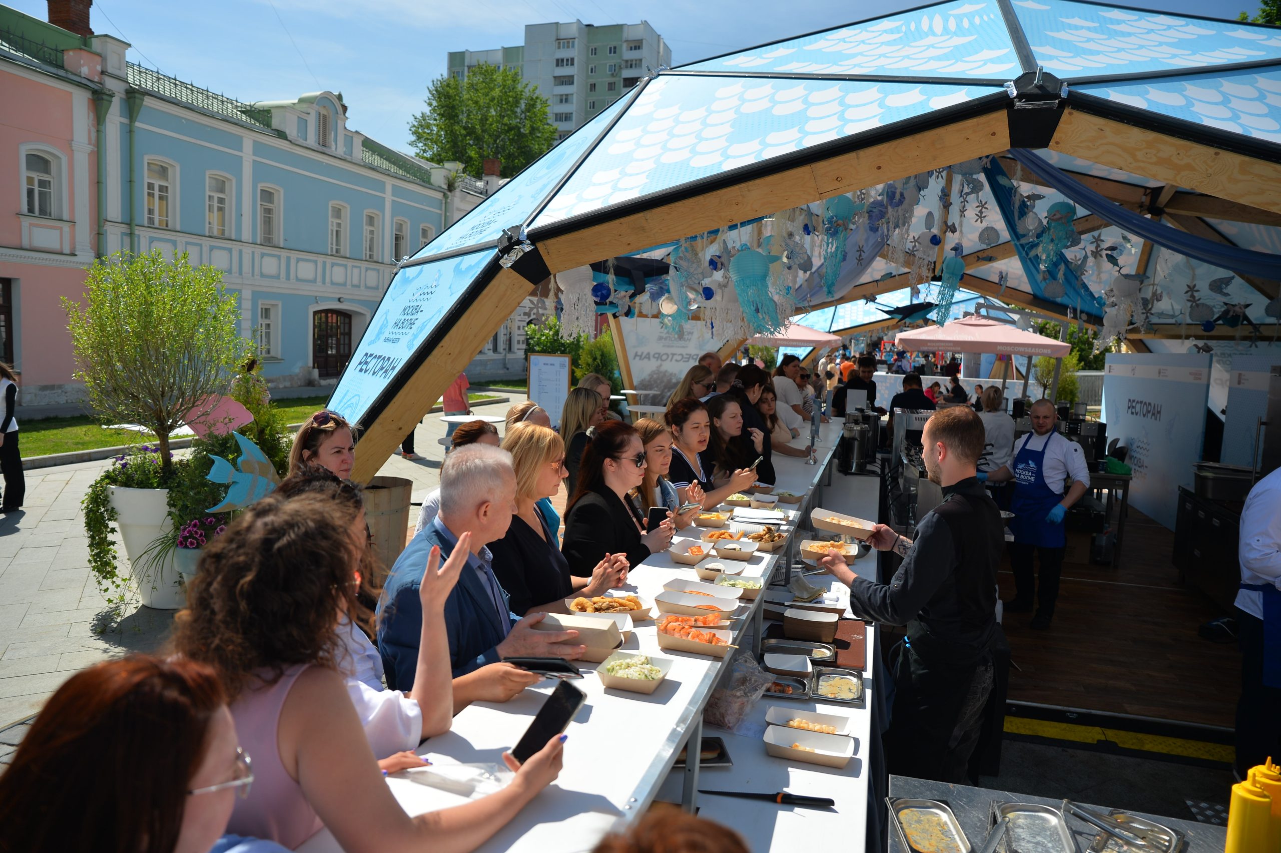 «Лето в Москве»: где можно попробовать деликатесы на рыбной неделе