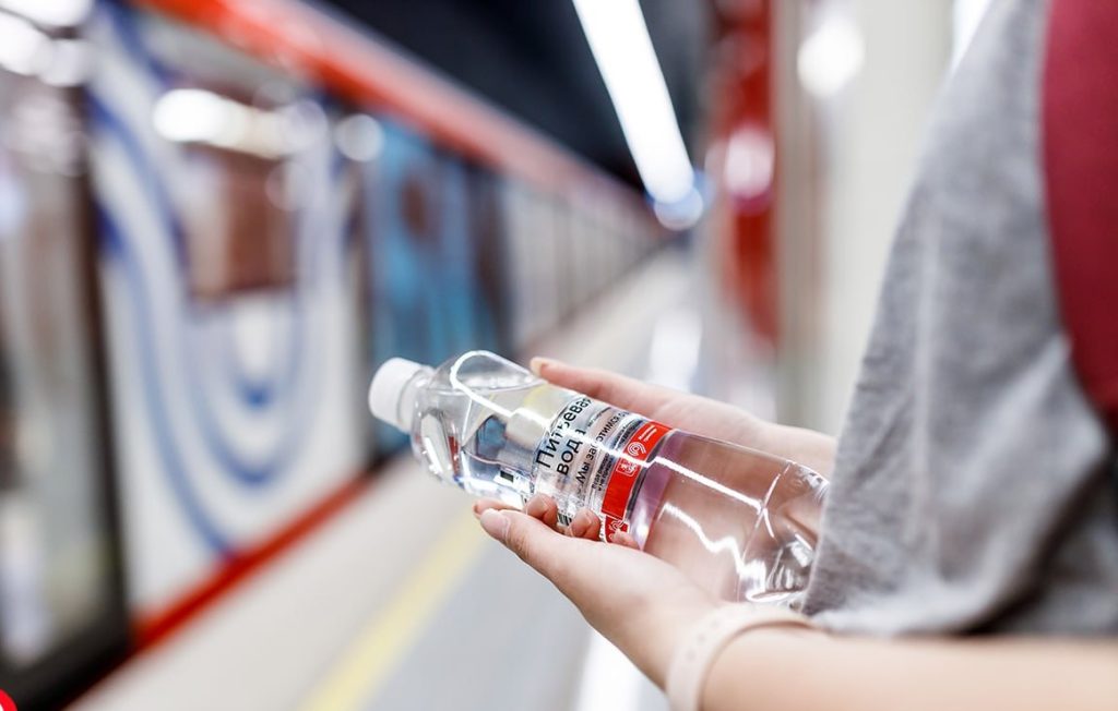 Пассажирам начали бесплатно раздавать воду на вокзалах