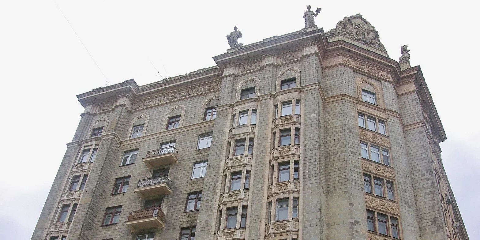 На крыше Дома геологов началась реставрация скульптур. Фото: сайт мэра Москвы