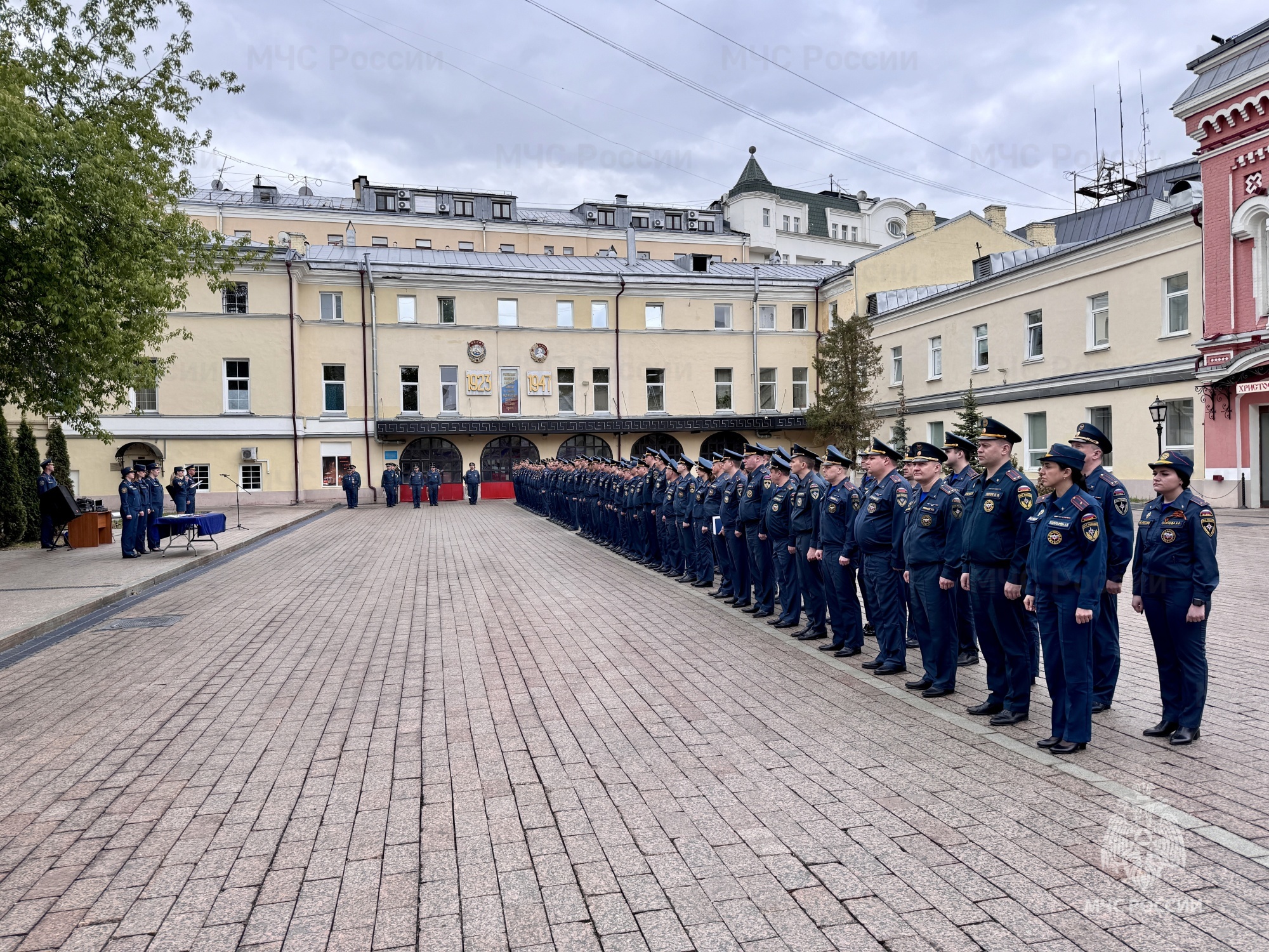 Сотрудникам московского управления МЧС России вручили очередные специальные  звания