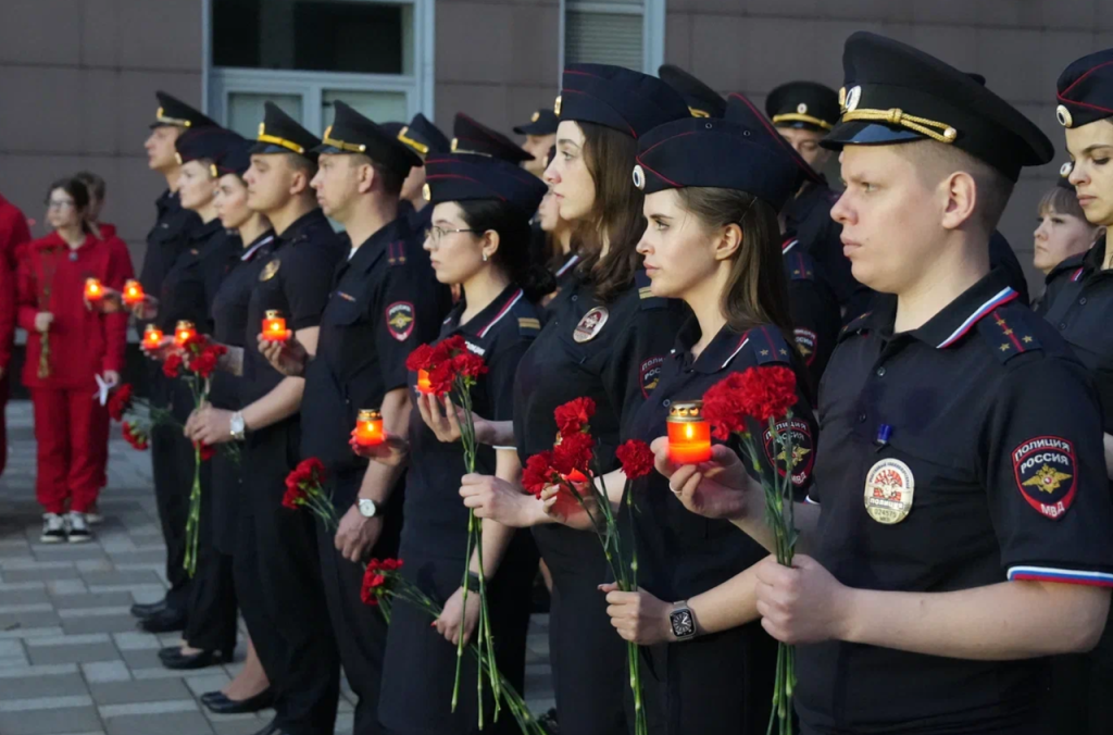 Руководство, личный состав и Председатель Общественного совета при УВД по ЦАО приняли участие в проведении Всероссийской акции «Свеча памяти»