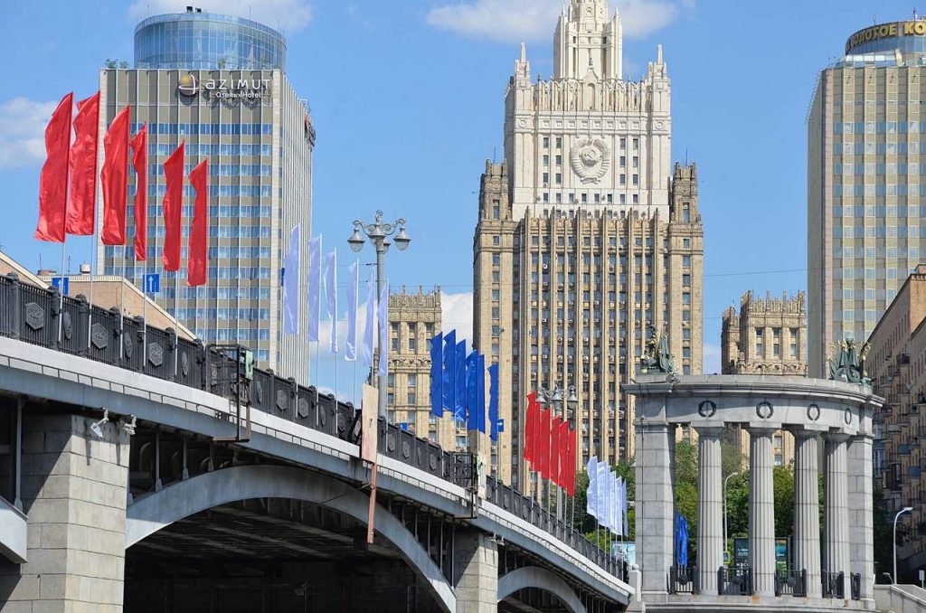 Мы вместе: Улицы в центре Москве украсили флагами ко Дню России