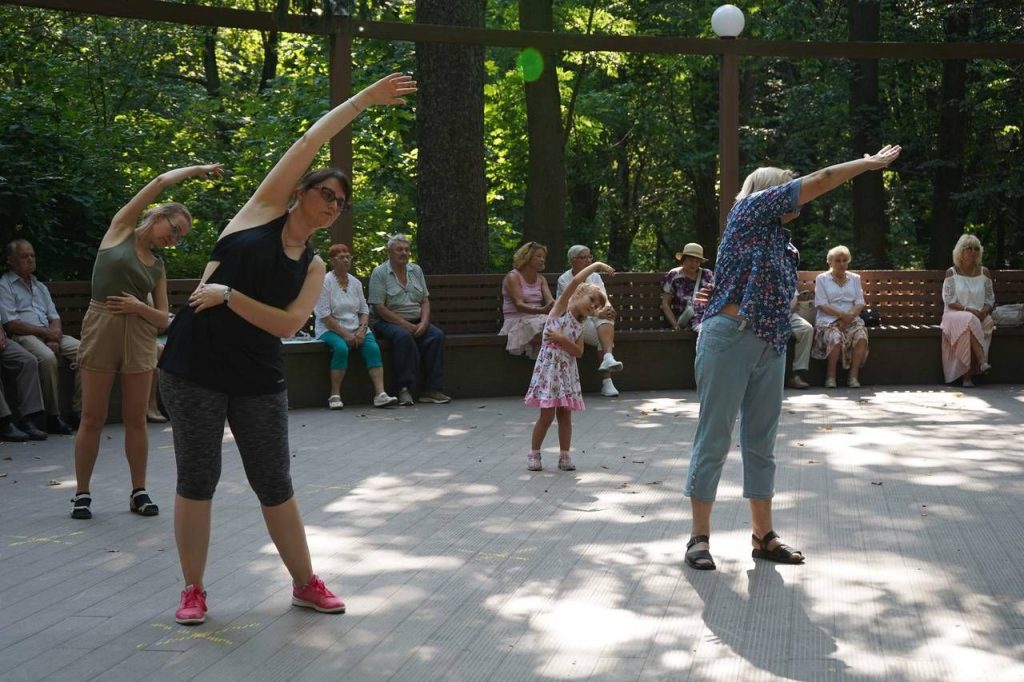 Занятия на свежем воздухе и зарядки со спортсменами: Организаторы «Московского долголетия» рассказали о летних мероприятиях