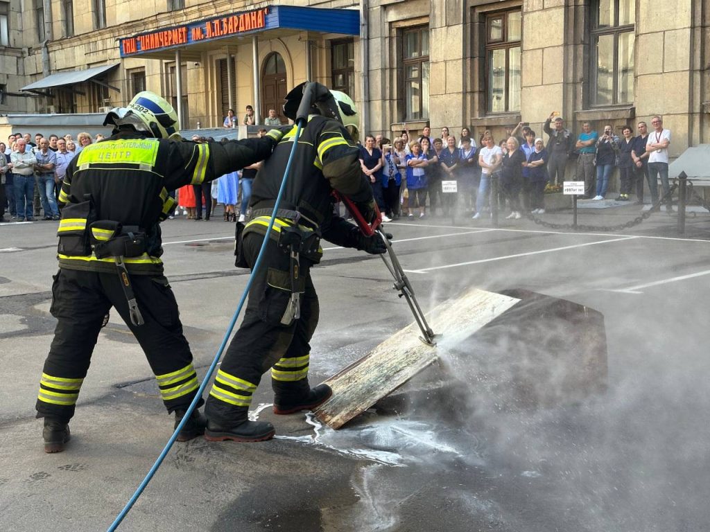 Огнеборцы провели мастер-класс по пожарной безопасности в Институте черной металлургии имени И.П. Бардина