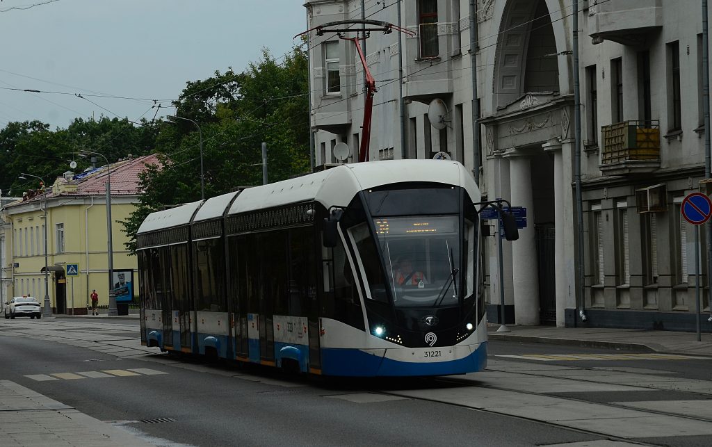 Сотрудники Дептранса рассказали об обновлении трамвайных путей в городе