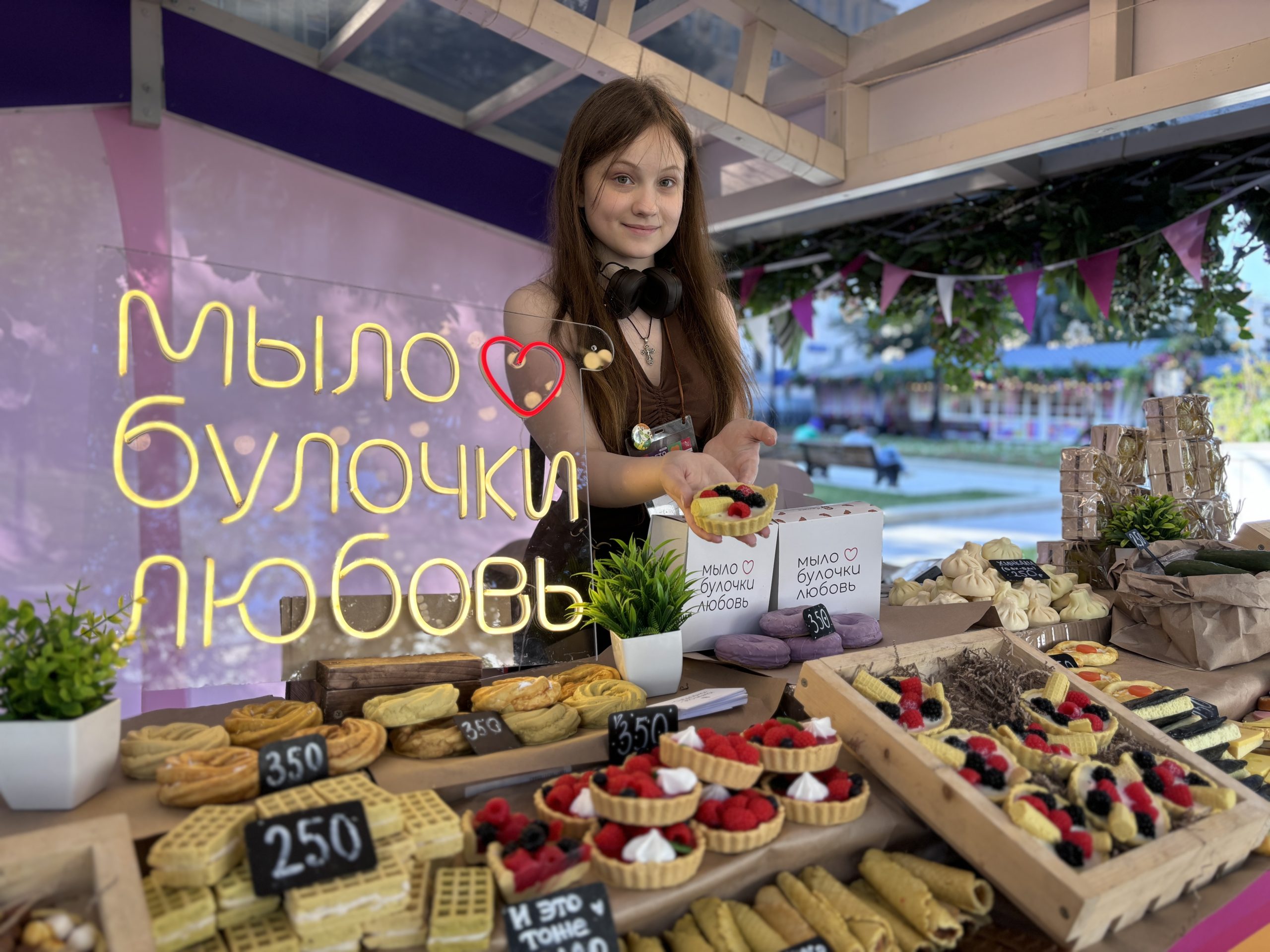 17 июля. Продавец Дарья Разумцова представила мыло ручной работы. Каждый товар похож на десерт. Главное, по ошибке его не съесть