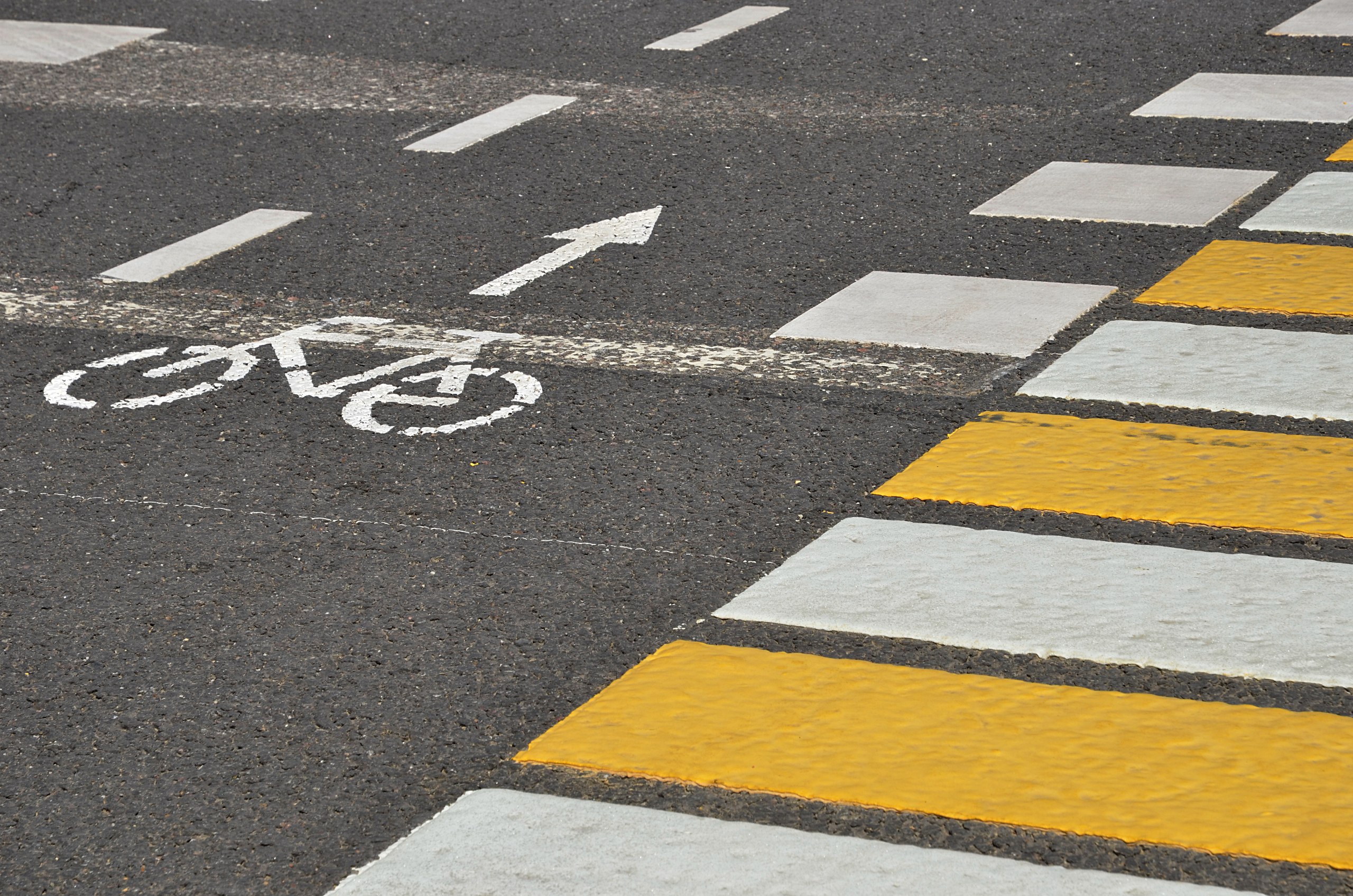 Водители часто бросают автомобили под запрещающими знаками на путях для велосипедистов. Фото: Анна Быкова, «Вечерняя Москва»