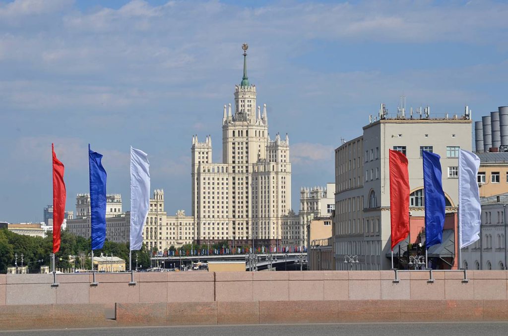 Свыше 2 тысяч флаговых конструкции установят в центре Москве к Дню флага России