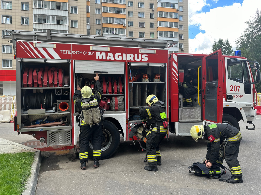 Пожарно-спасательный отряд №207 проводит пожарно-тактические занятия в высотных зданиях