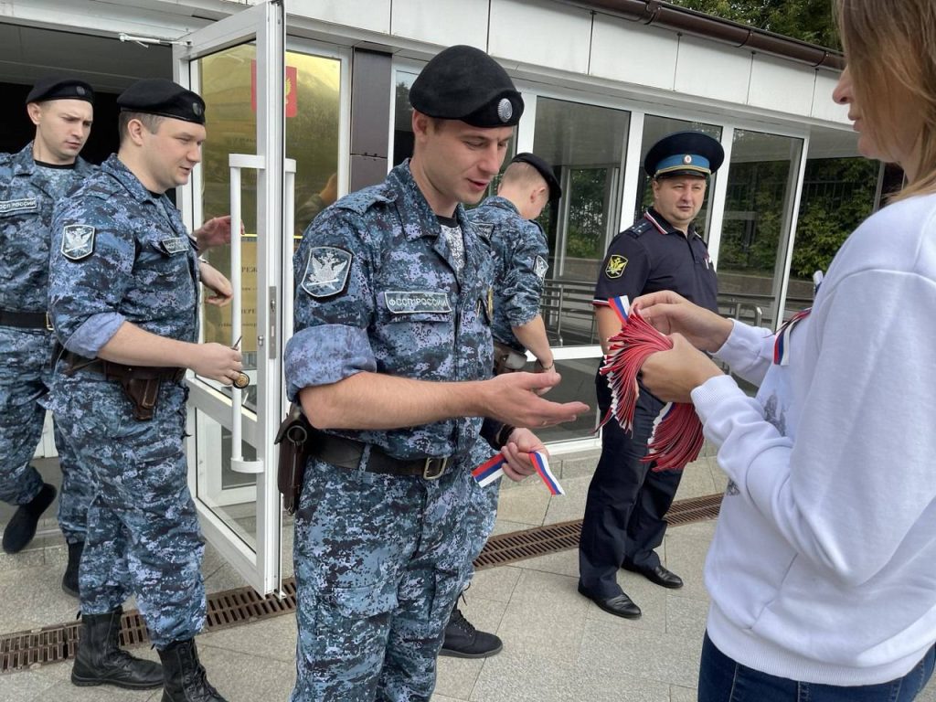 Судебные приставы Москвы отпраздновали День Государственного флага