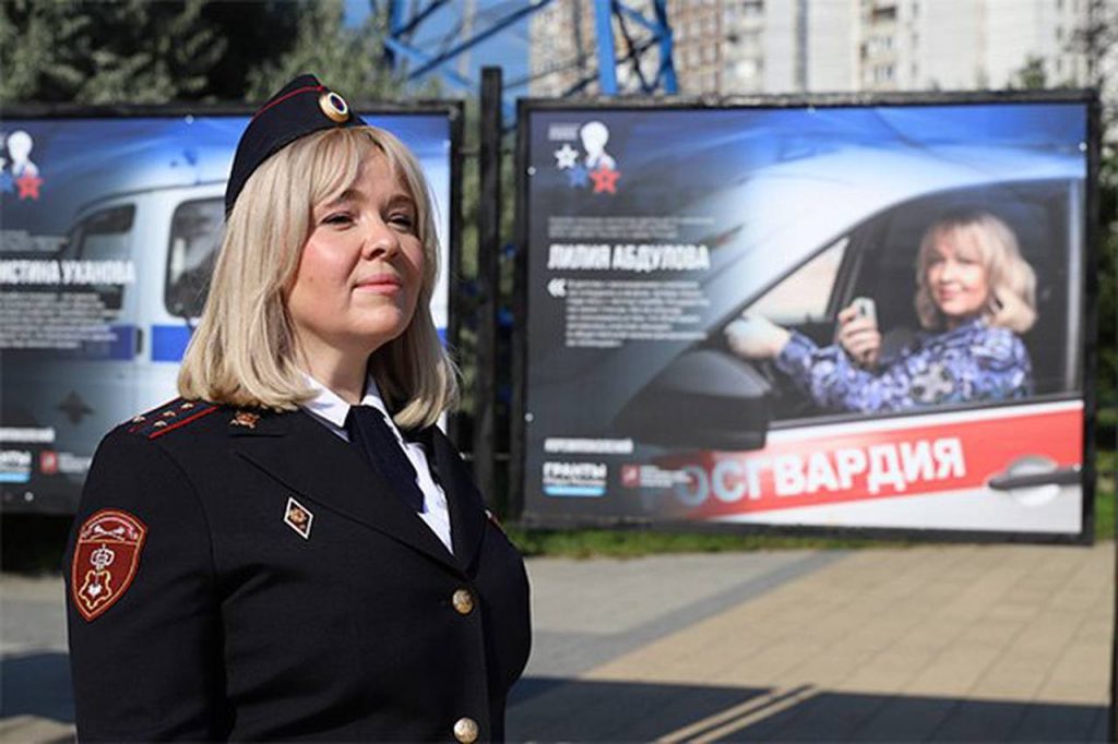 Сотрудница столичной Росгвардии стала участницей фотовыставки «Защитники Отечества»