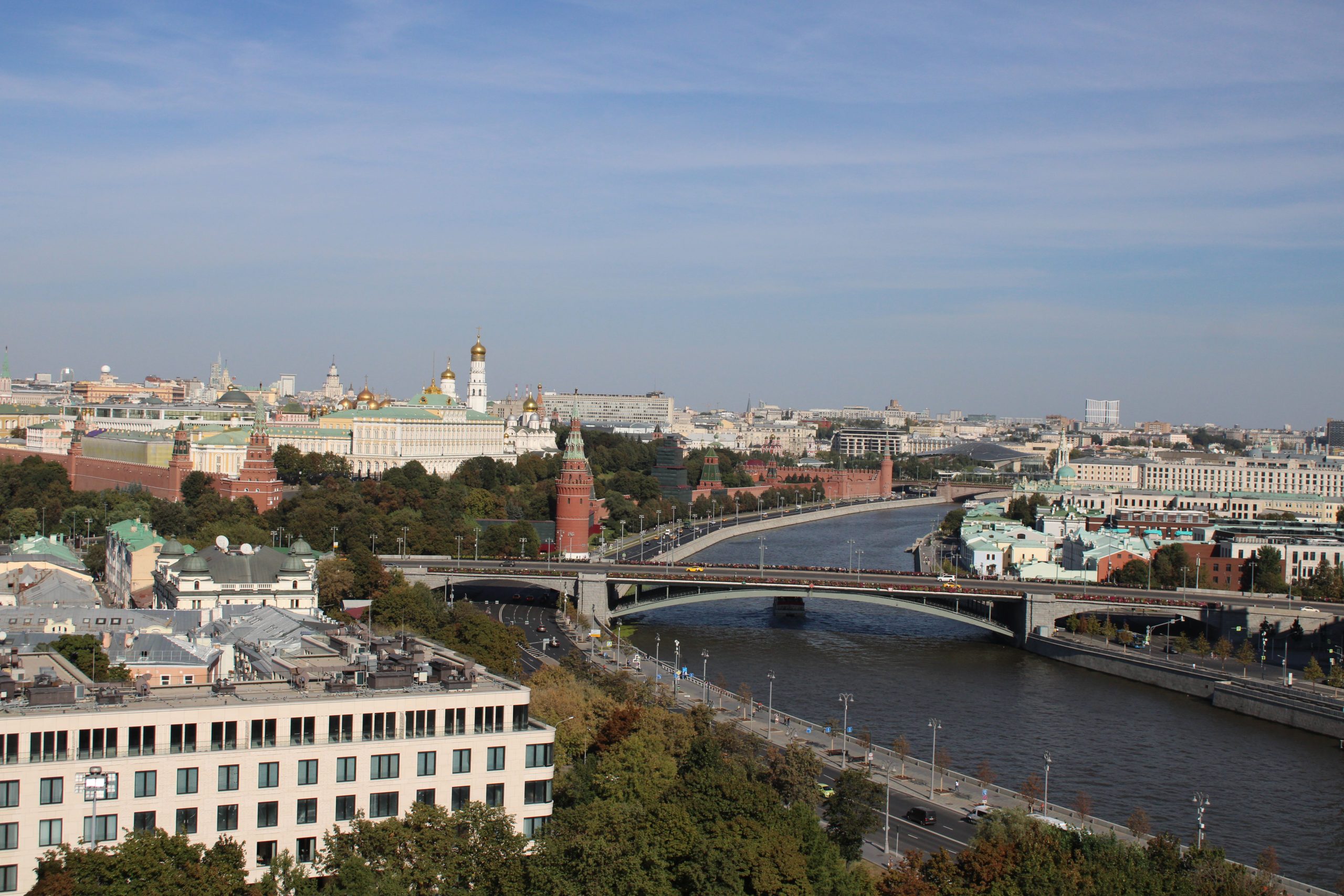 Вид на новый храм, построенный в 1999 году. Каменный мост. 