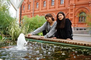 Мария Маслюк (слева) и Алена Смирнова посетили фестиваль «Лето в Москве. Сады и цветы» на площади Революции. Фото: Екатерина Хорошилова, «Вечерняя Москва»