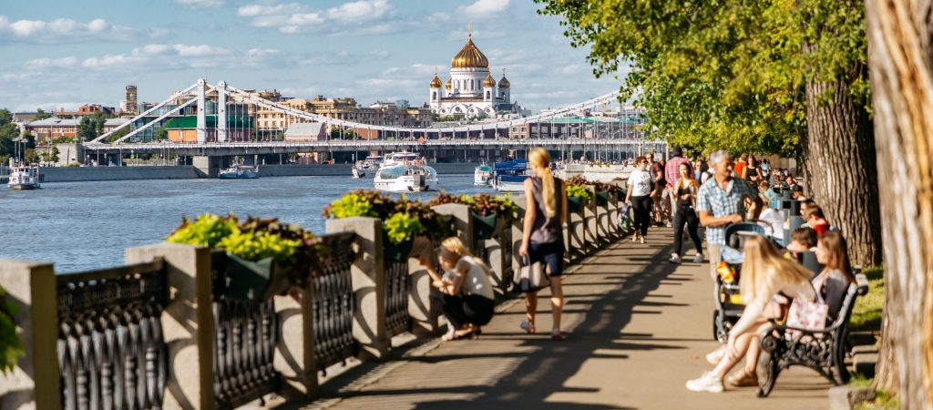 Два юбилея: новая выставка открылась на Крымской набережной