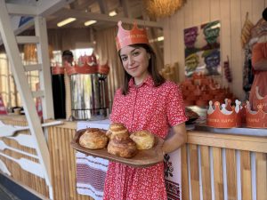 Ирина Хасаева угощает пирогам и курниками. Фото: Василиса Чернявская, «Вечерняя Москва» 