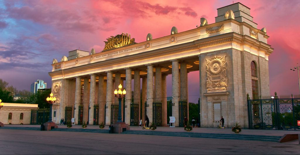 Развлекательную программу для жителей города подготовили в парках центра Москвы