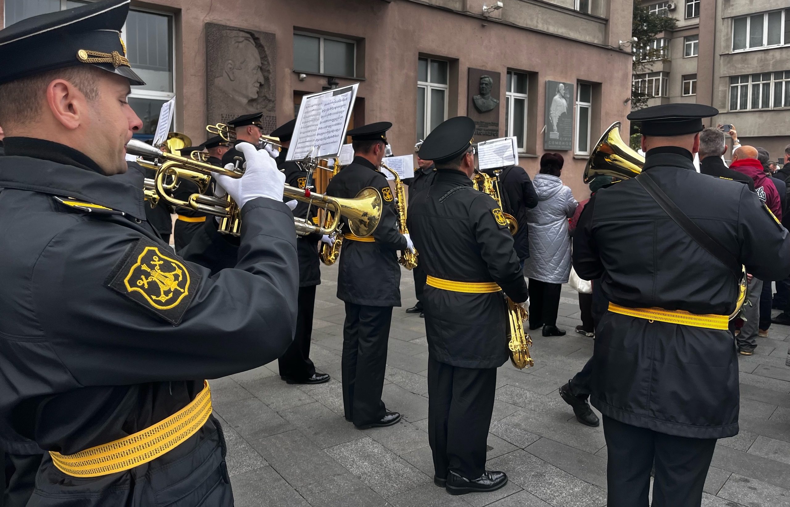 Присутствующие возложили цветы к мемориальной доске и оставили свои пожелания. Фото: станица управы района Якиманка в социальных сетях