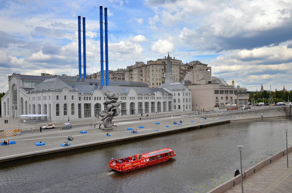 Москвичи передали свыше 160 тыс. канцтоваров для детей в новые регионы