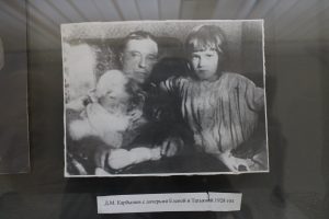 Дмитрий Карбышев с дочерьми Еленой (слева) и Татьяной. Фото 1928 года. Фото: личный архив