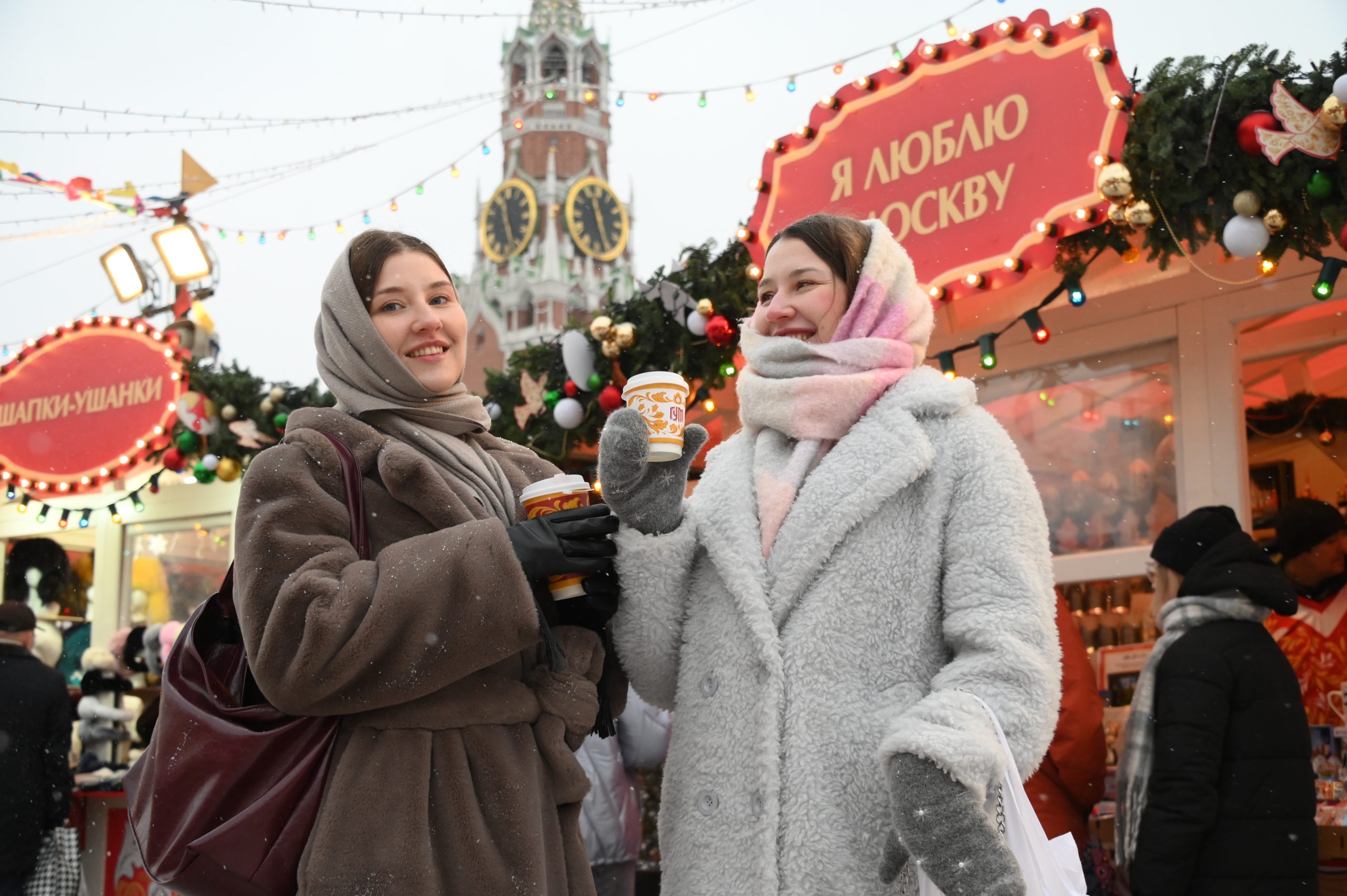 7декабря. Мария (слева) и Дарья Косаревы пришли на ярмарку за хорошим настроением. Фото: Пелагия Замятина, «Вечерняя Москва»