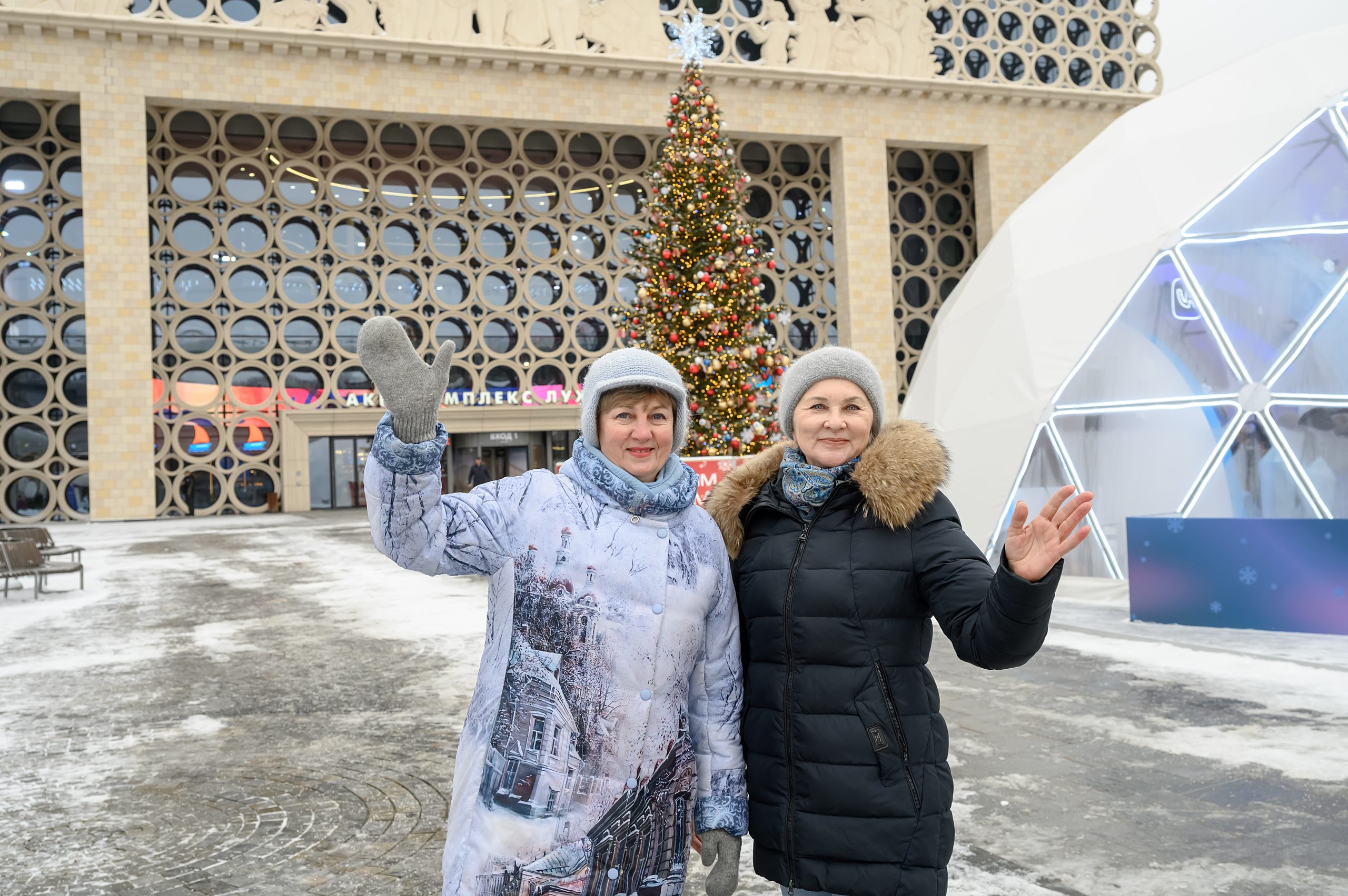 9 декабря. Ирина Новосельцева (слева) и Наталья Васильева на экскурсии в «Лужниках». Фото: Дмитрий Дубинский, «Веченяя Москва»