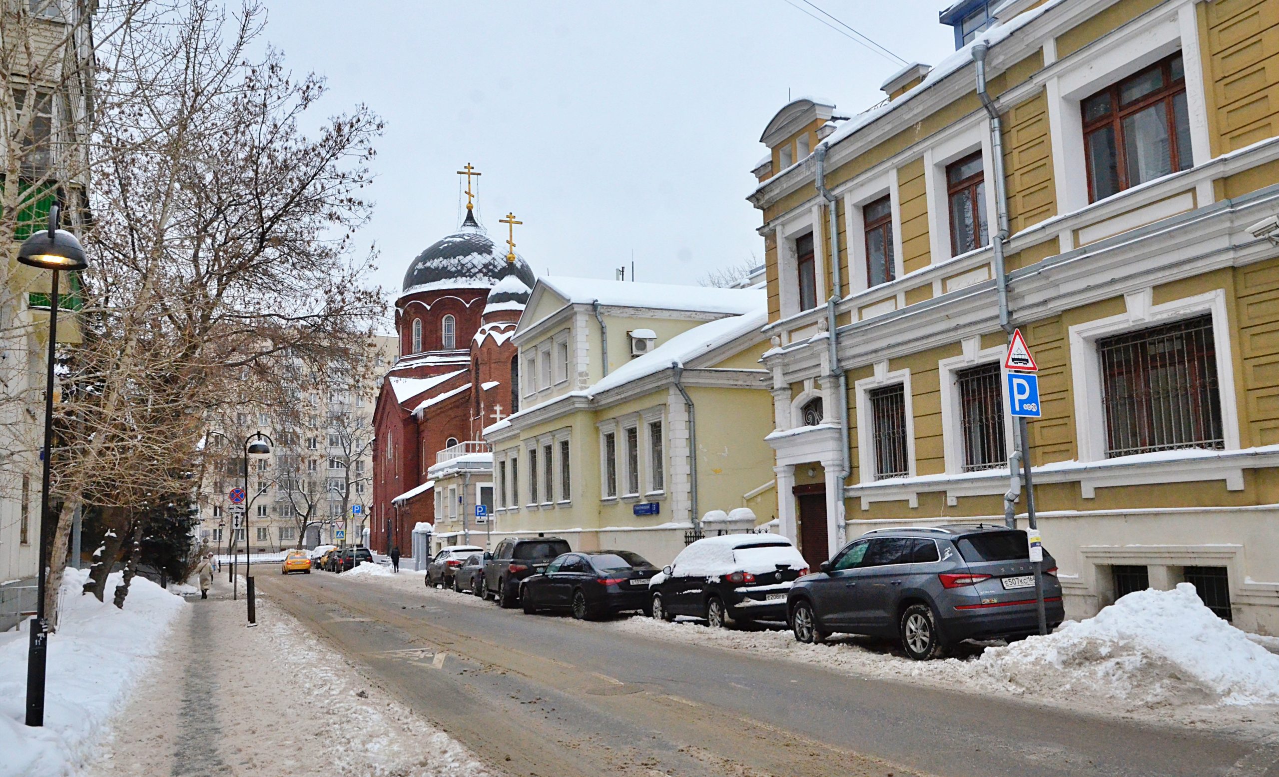 Во время новогодних праздников уличная парковка бесплатна. Фото: Анна Быкова, 