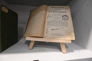 Книга «Критическая литература произведений А. Н. Островского», 1906 год. Фото: Мария Хапцова, «Вечерняя Москва»