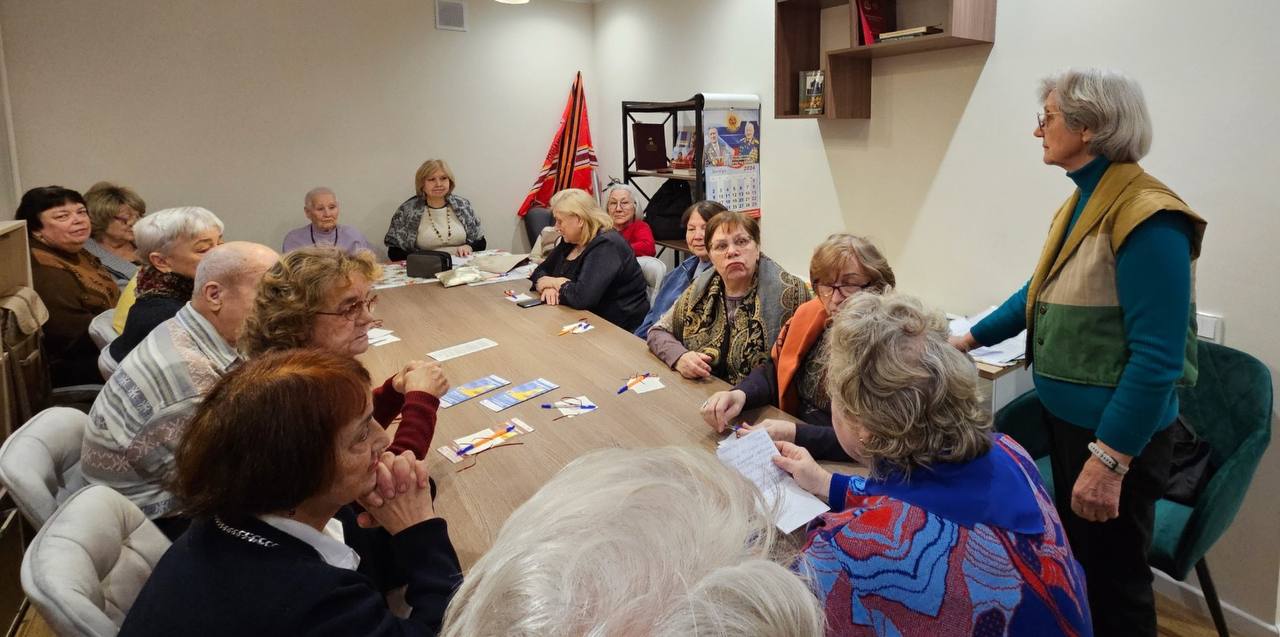 В конце встречи всех желающих угостили чаем со сладостями, что создало теплую атмосферу, как и сама беседа. Фото: Наталья Чистова, сотрудник Управы Мещанского района