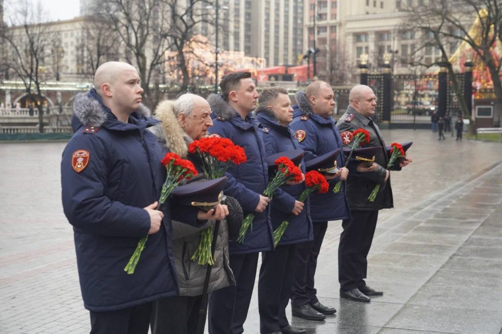 В День снятия блокады Ленинграда столичные росгвардейцы возложили цветы в Александровском саду