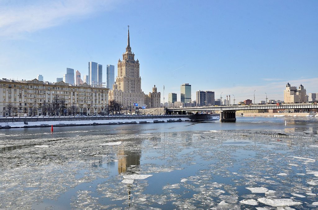 Плюсовая температура и небольшая гололедица: какой будет погода в Москве 26 января