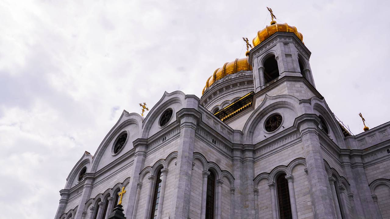 Московский транспорт участвует в городских и государственных праздниках, чтобы пассажиры могли комфортно передвигаться в рождественскую ночь. Фото: Ксения Догонашева, 