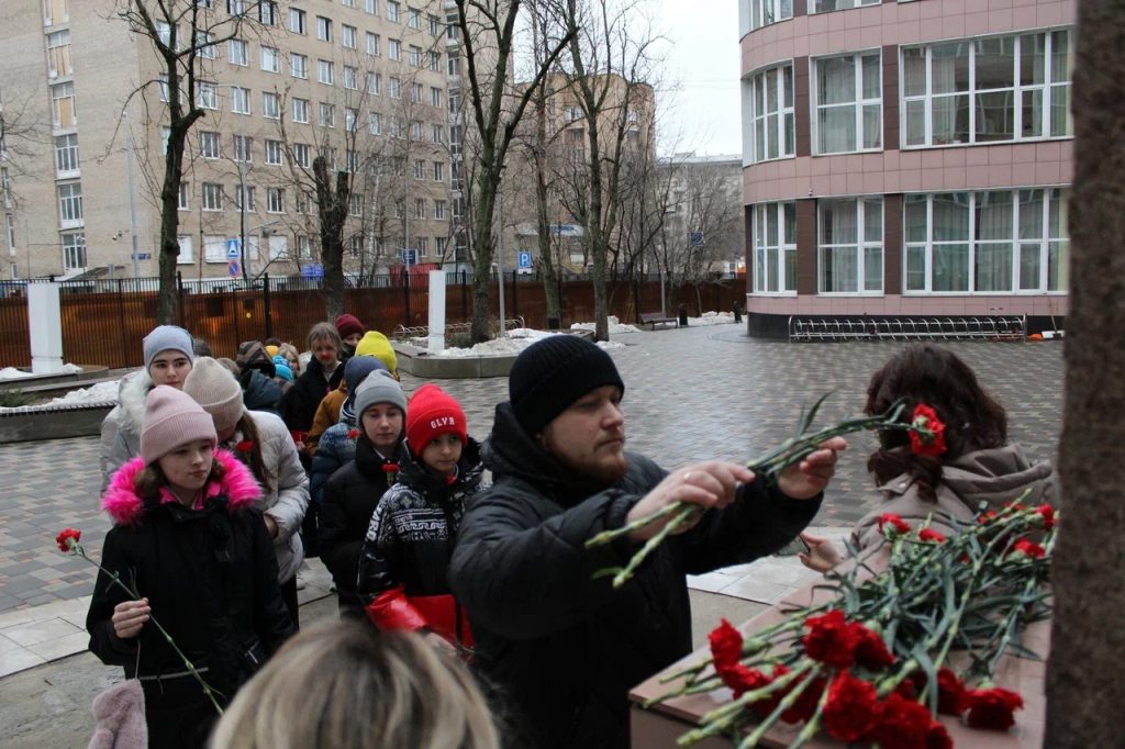 День полного освобождения Ленинграда: активисты Молодежных палат ЦАО организовали возложение цветов 