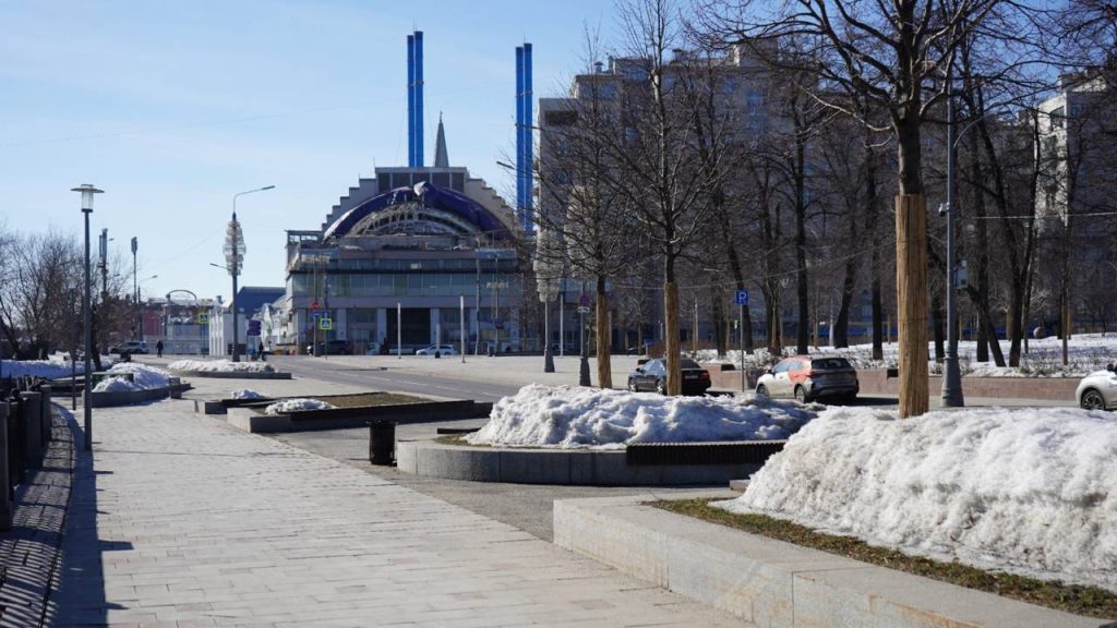 Небольшой дождь: синоптики обещают плюсовую температуру в Москве