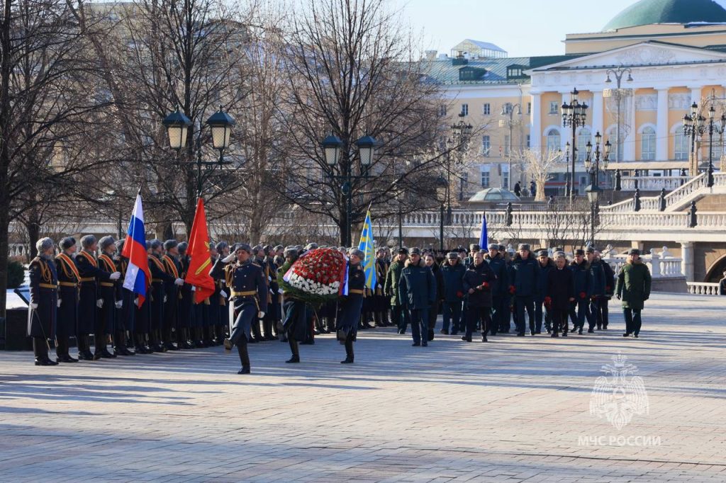 Сотрудники МЧС России возложили цветы к Могиле Неизвестного солдата в Александровском саду