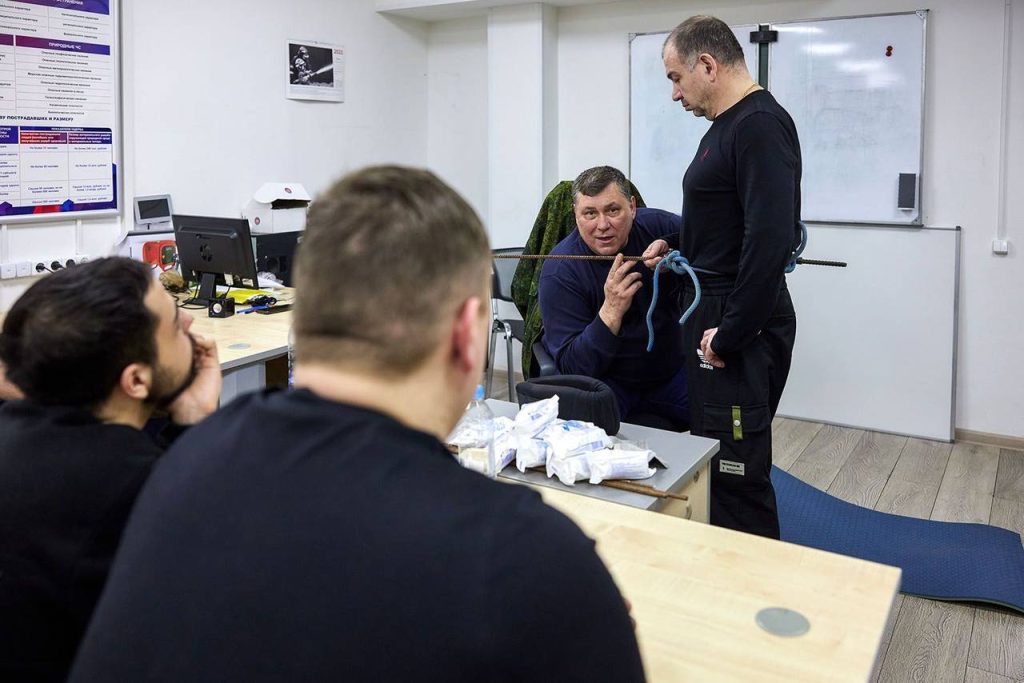 Полиспаст, мешок Амбу и бензорез: чему учат волонтеров-спасателей