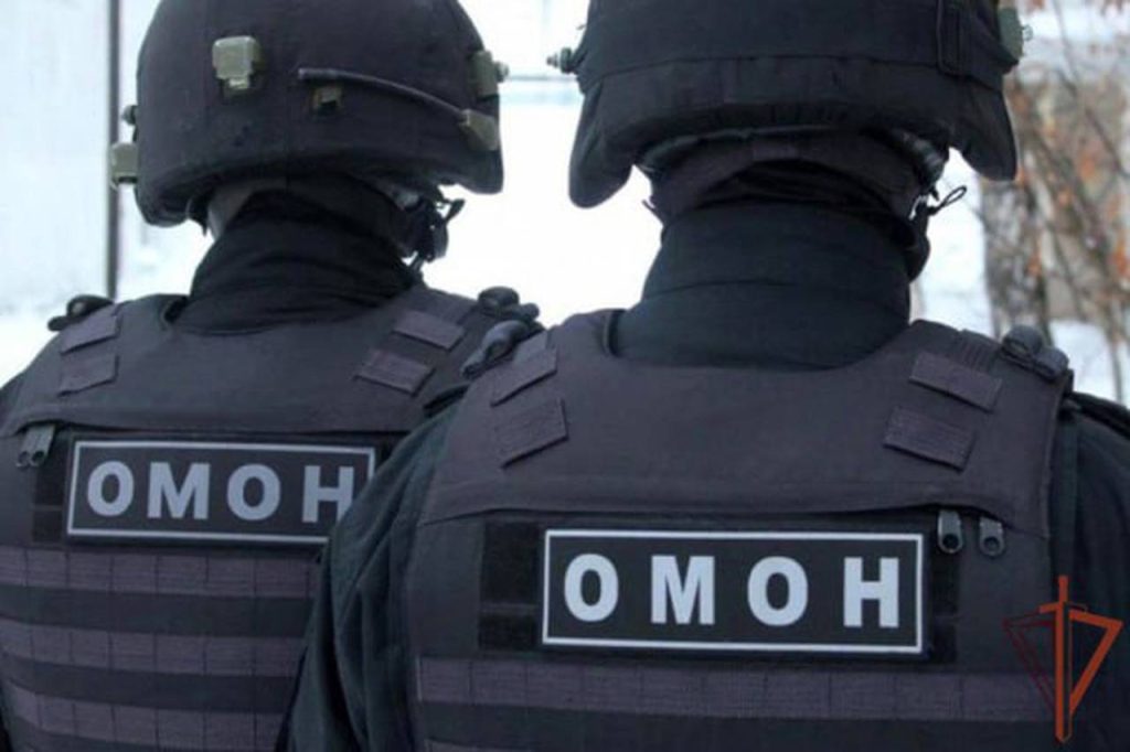 Спецназ Росгвардии оказал содействие при задержании подозреваемых в мошенничестве в Москве