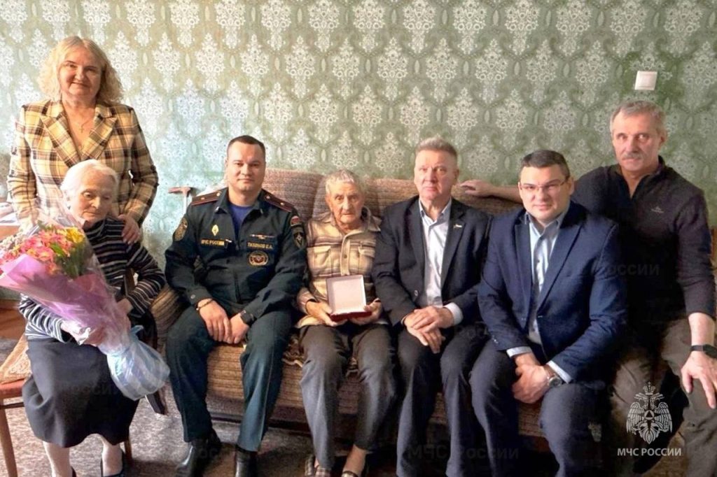 В преддверии 80-летия Победы сотрудники МЧС России по ЦАО и представители власти поздравили ветеранов Великой Отечественной войны